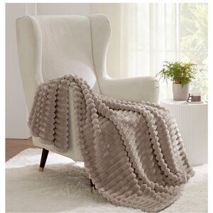 Luxurious Cream Throw Blanket new in box